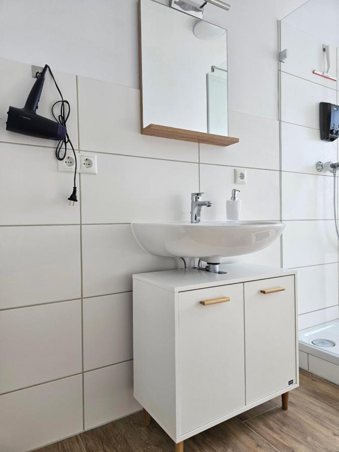 Schoene Grosse Ferienwohnung 79M2 Und 2 Baeder, Zentrumnah, 2Og Érfurt Exterior foto