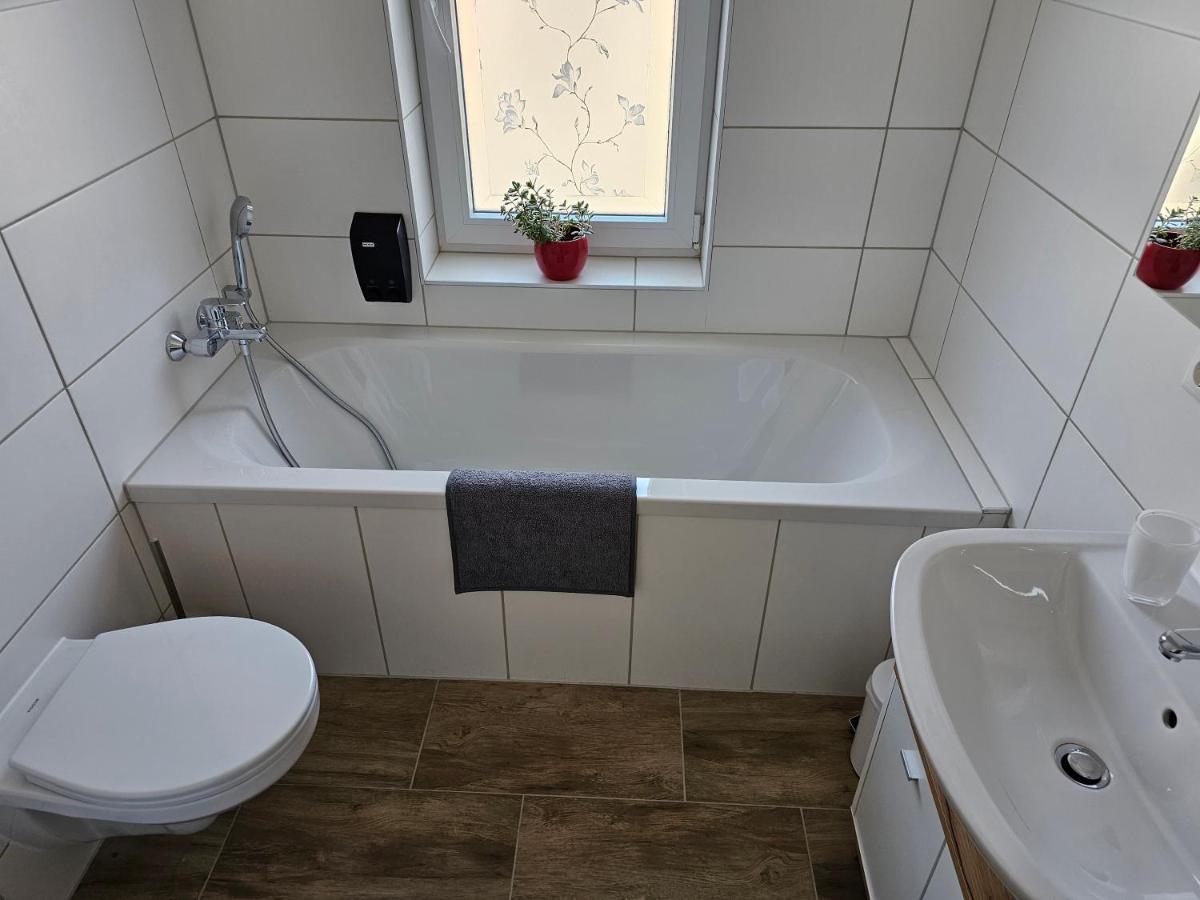 Schoene Grosse Ferienwohnung 79M2 Und 2 Baeder, Zentrumnah, 2Og Érfurt Exterior foto