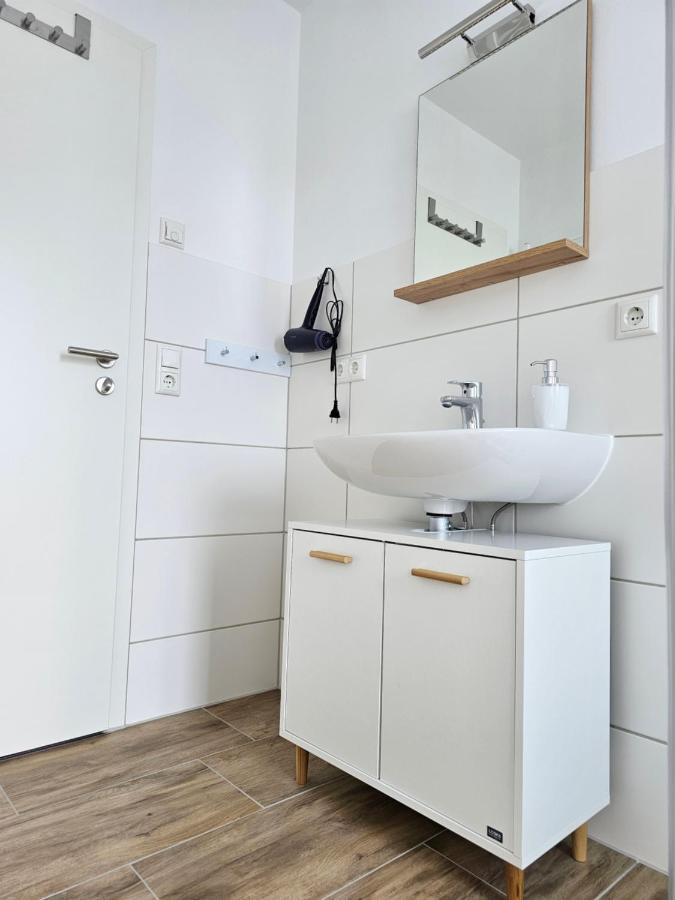 Schoene Grosse Ferienwohnung 79M2 Und 2 Baeder, Zentrumnah, 2Og Érfurt Exterior foto