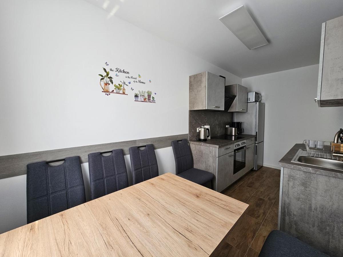 Schoene Grosse Ferienwohnung 79M2 Und 2 Baeder, Zentrumnah, 2Og Érfurt Exterior foto